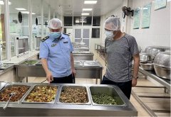 法律人员查看菜品